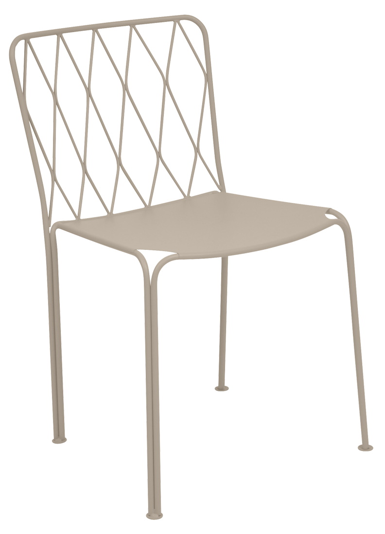 Kintbury Stuhl von Fermob für den Außenbereich, minimalistisches Design mit filigranem, beigem Metallgestell.