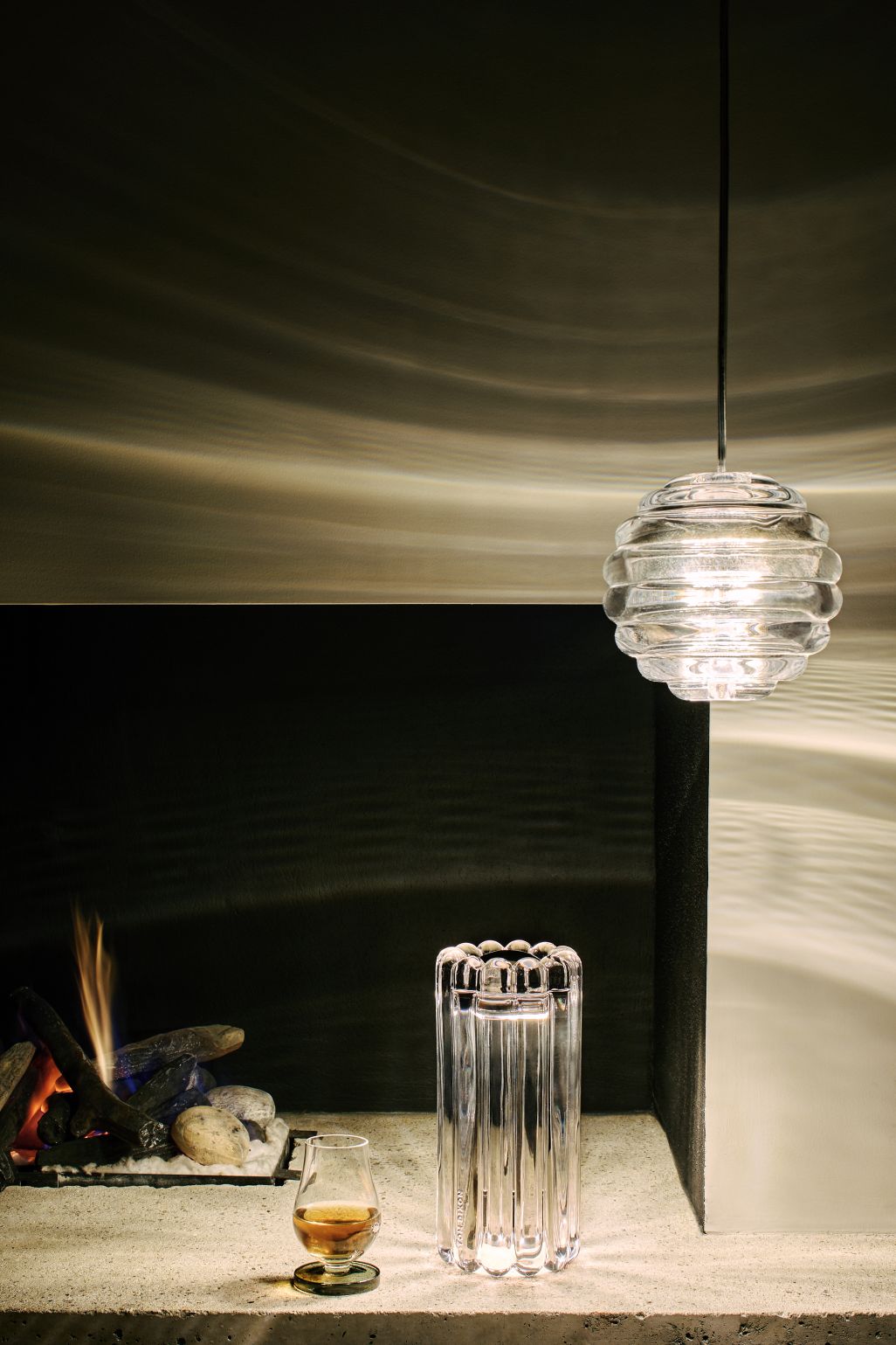 Nahaufnahme der Tom Dixon Press Mini Pendelleuchte Sphere aus klarem Glas.