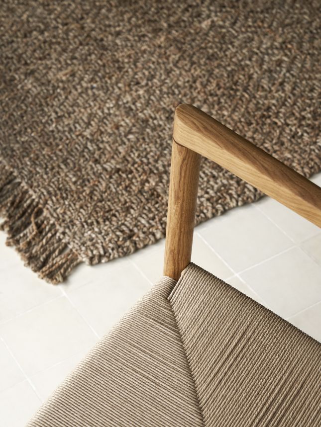 Detailaufnahme des CH45 Schaukelstuhls von Carl Hansen & Søn mit Holzrahmen und geflochtener Sitzfläche.