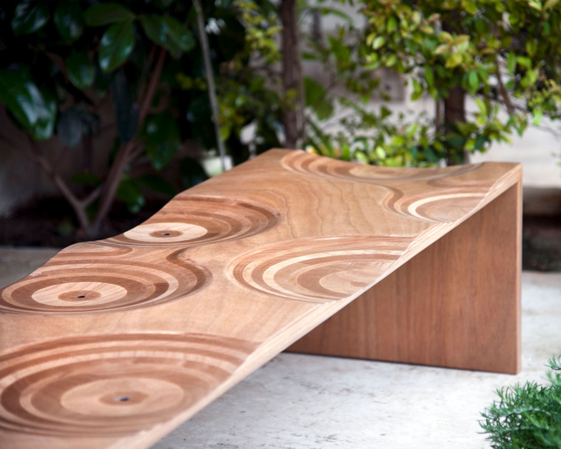 Casamania Horm Ripples Bank für den Außenbereich, moderne Holzbank mit wellenförmigem Muster für Garten und Terrasse.