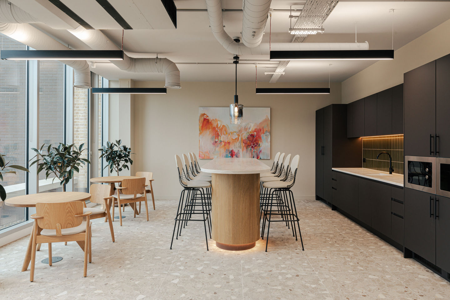Eames Wire Bar Stool Barhocker High von Vitra mit Sitzpolster in modernem Büroambiente.