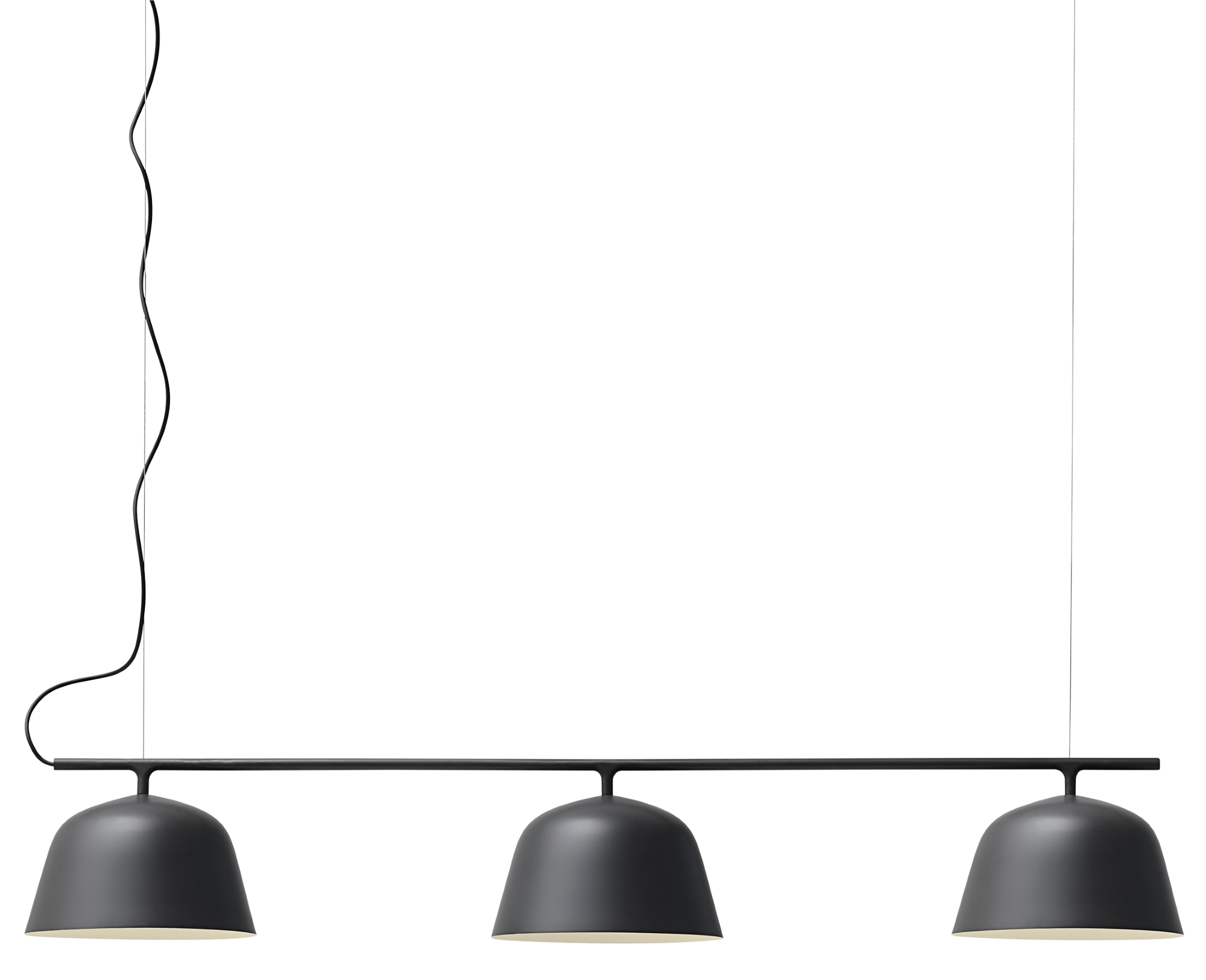 Graue Muuto Ambit Rail Lamp Pendelleuchte mit drei Lampenschirmen und schwarzem Kabel.
