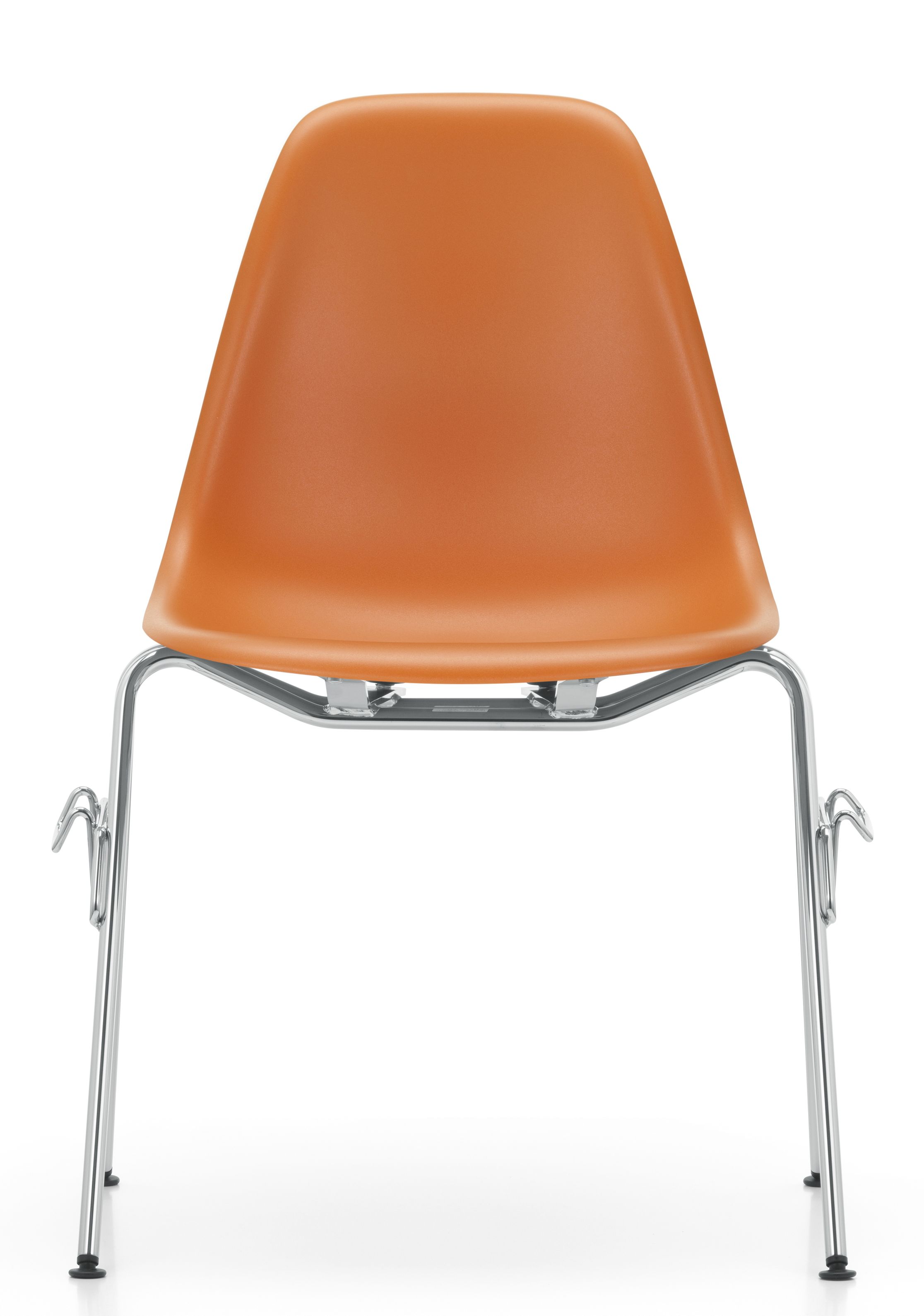 Vitra Eames Plastic Side Chair DSS in Orange mit verchromtem Gestell, Frontansicht.
