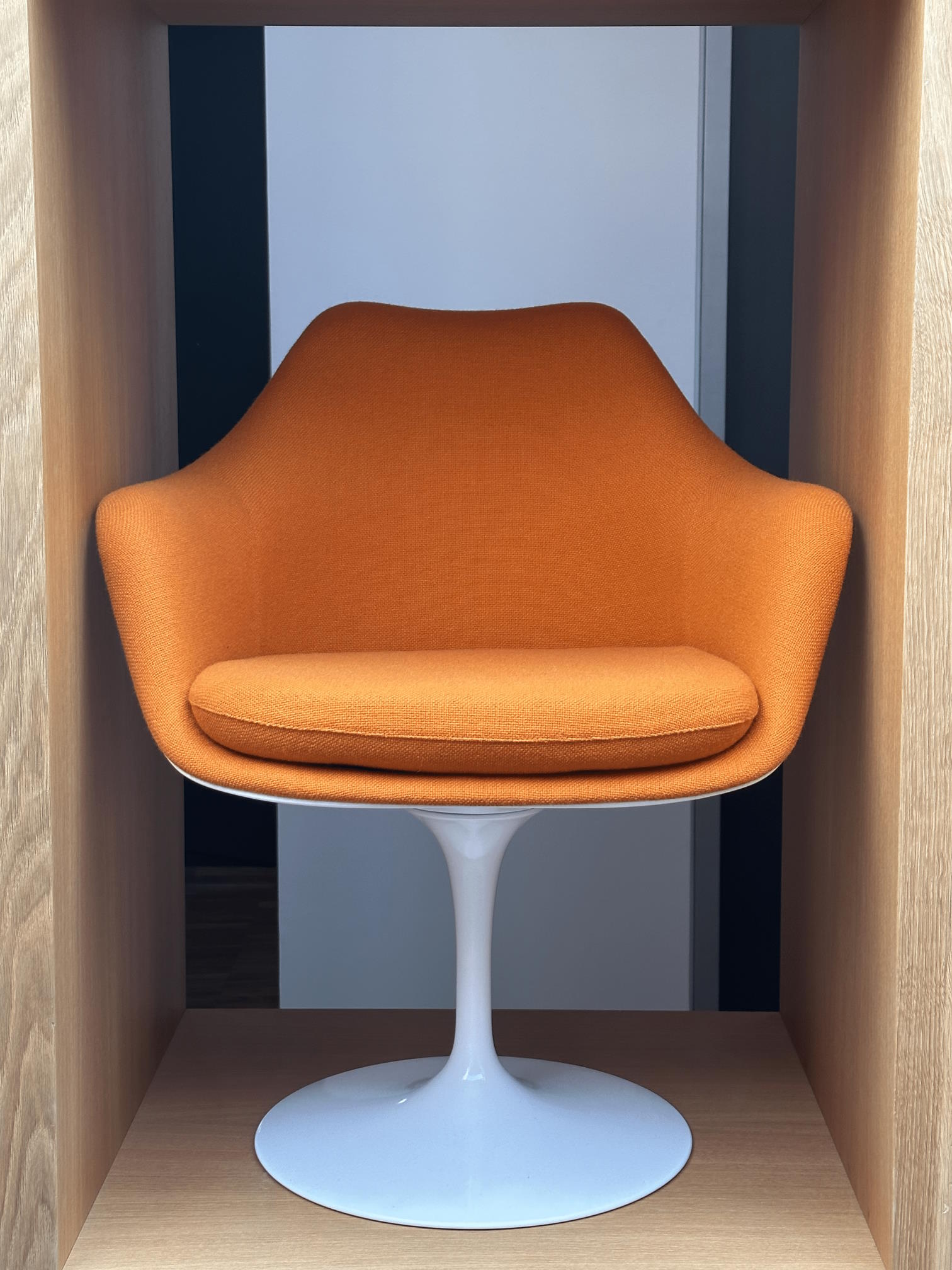 Orangefarbener Tulip Chair mit weißem Fuß, moderner Designstuhl für Wohnzimmer und Büro.