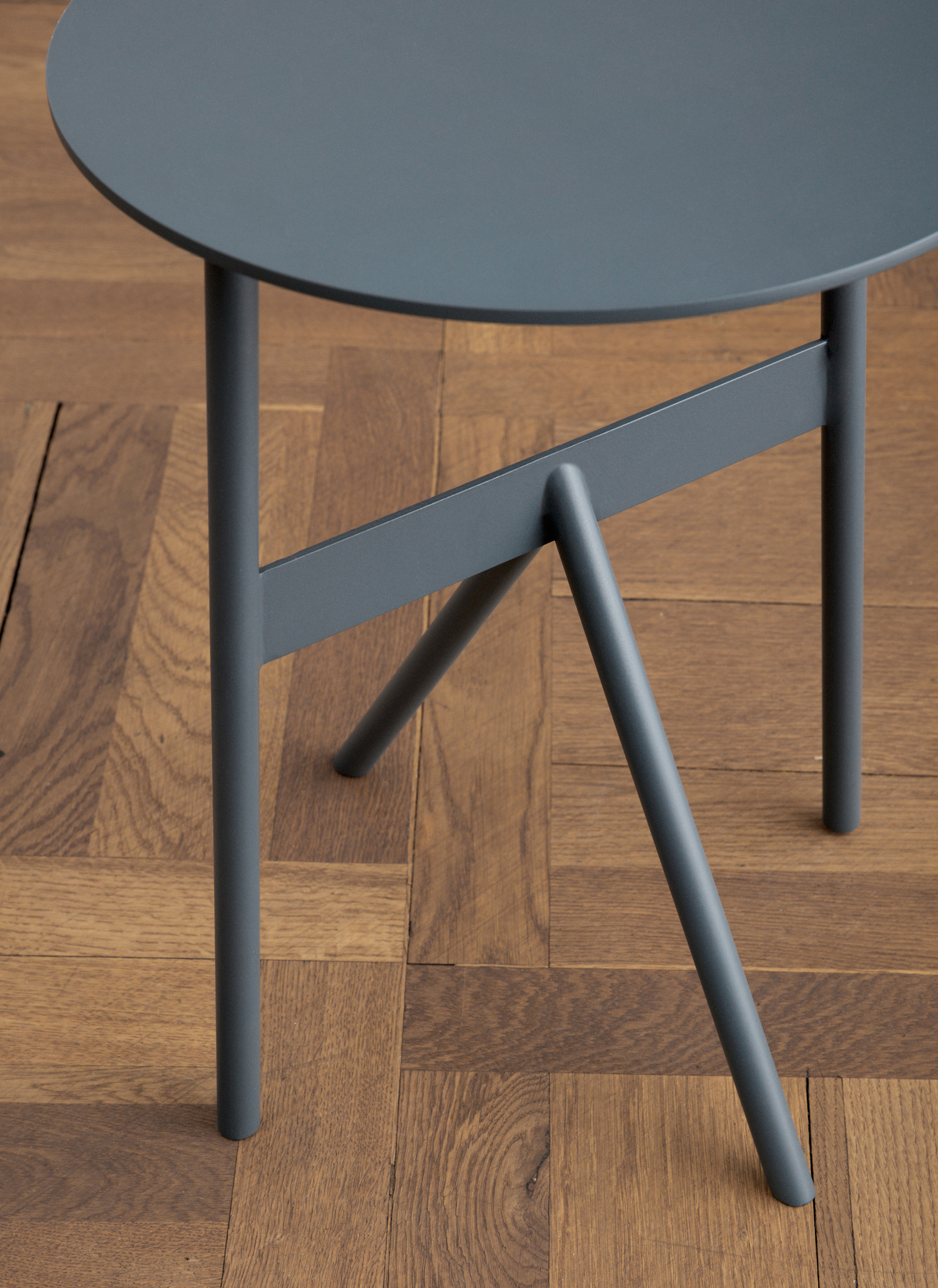 Nahaufnahme des grauen Normann Copenhagen Stock Table Beistelltisches auf einem Holzboden, modernes Design.