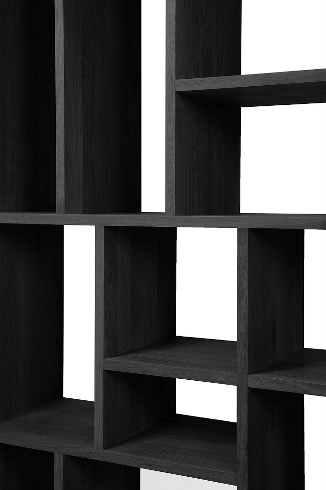 Detailaufnahme des Ethnicraft M Regals in Eiche schwarz, modernes Design, offene Fächer.