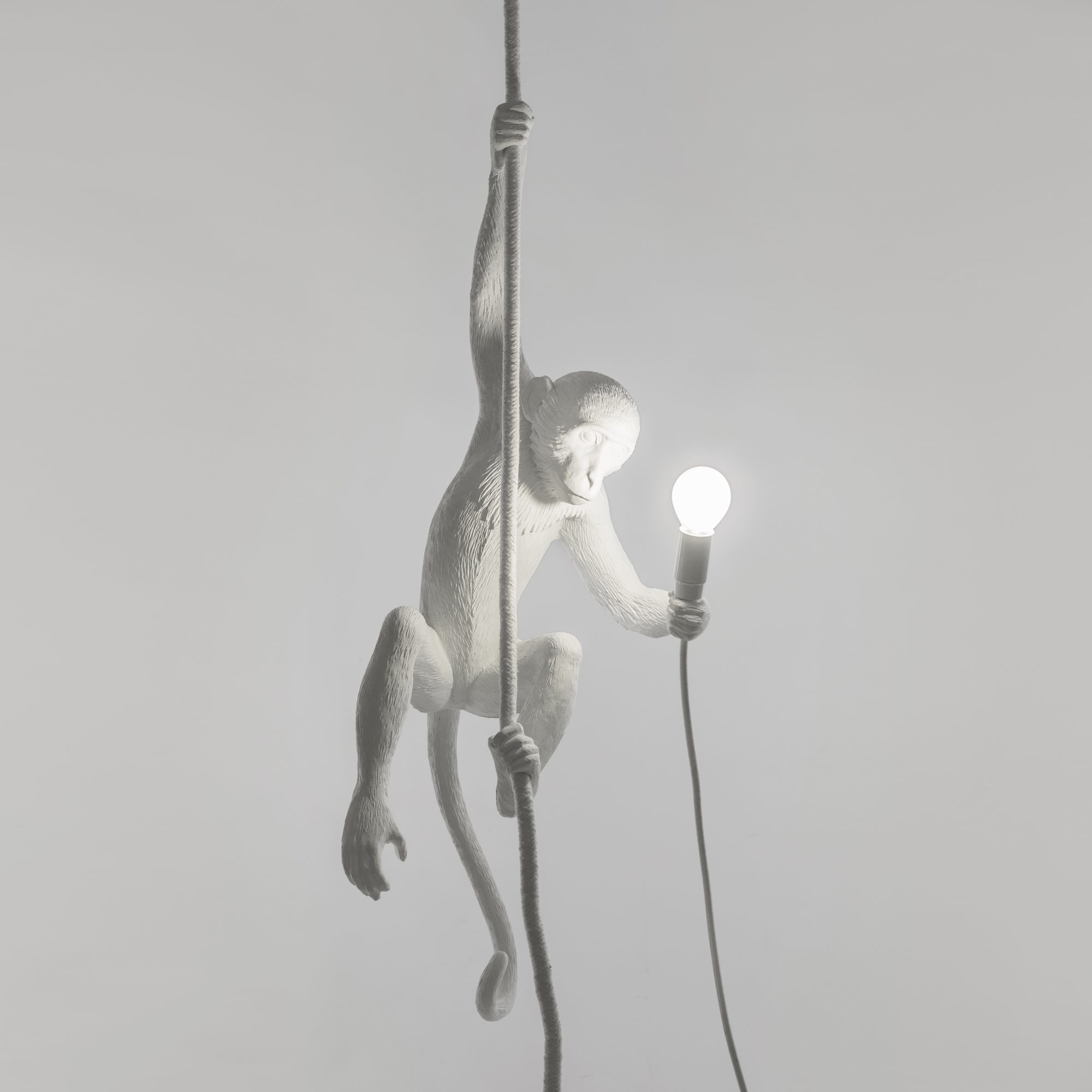 Weiße Monkey Lamp Pendelleuchte von Seletti, Affe hält Glühbirne und klettert an einem Seil.
