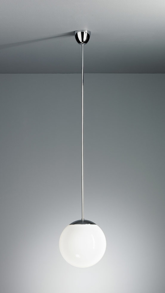 HL 99 Pendelleuchte mit Ø30 cm Opalkugel, Tecnolumen Design Lampe für Wohnräume.