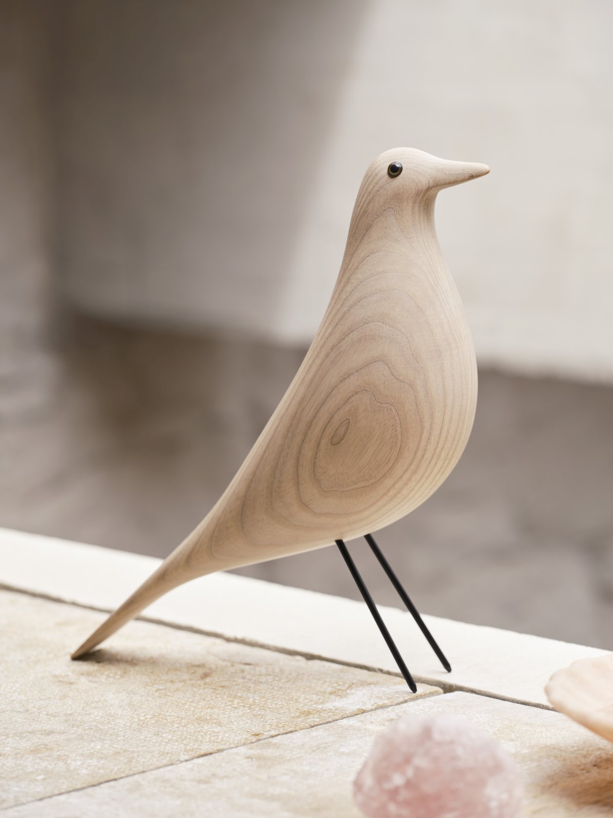 Eames House Bird Skulptur aus Esche, weiß geölt, von Vitra, Detailaufnahme.