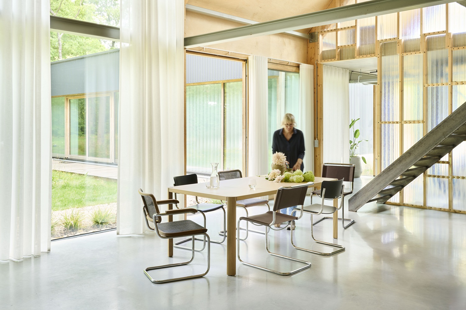 S 64 V Klassieke stalen buisstoel met vrijdragende poten CHROOM/ZWART Thonet VOORKEURSCOMBINATIE