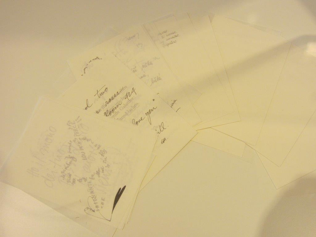 Zettelset für Ingo Maurer Zettel Z 5 Lampe: Beschriebene und unbeschriebene Blätter Papier für individuelle Gestaltung.