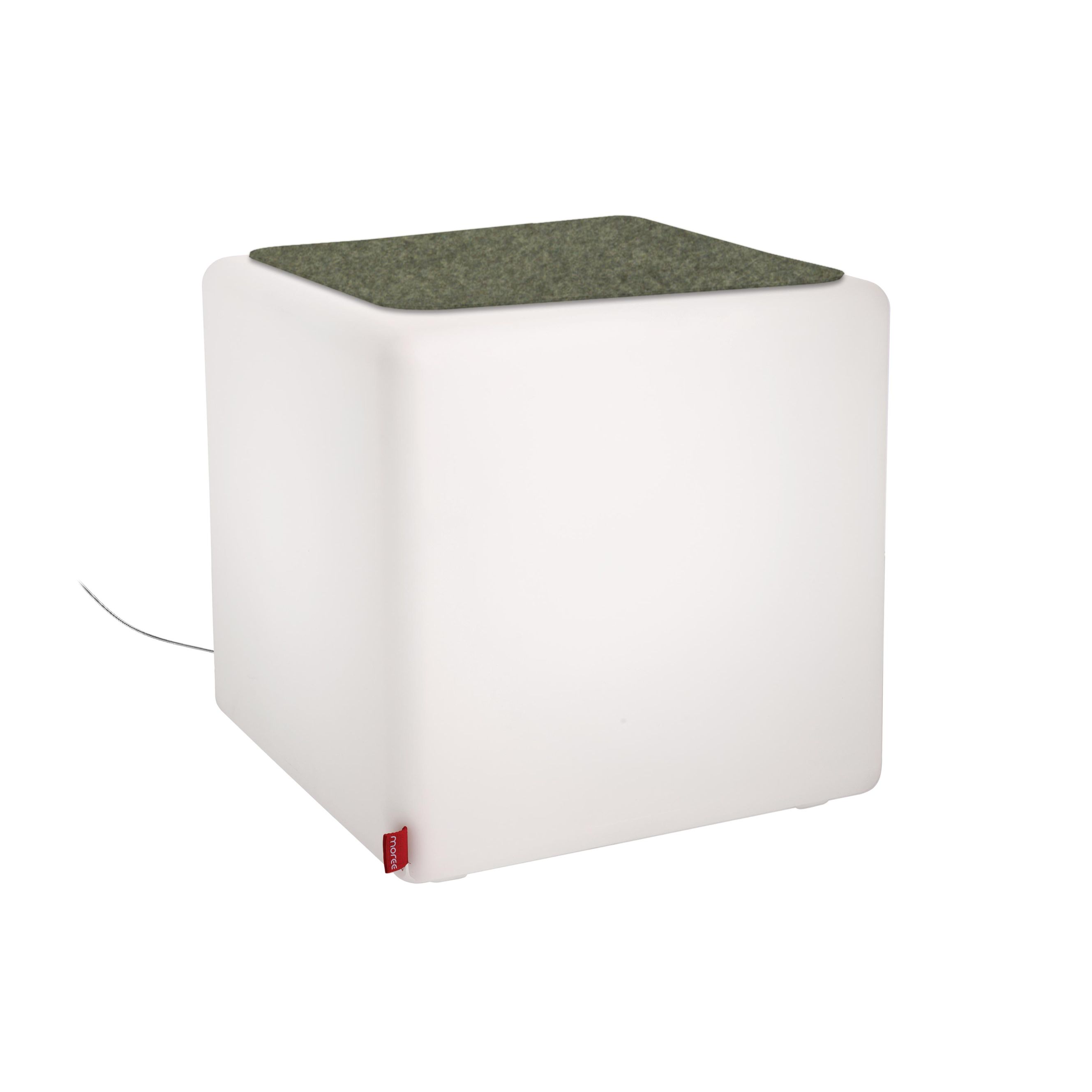CUBE Hocker von Moree: Weißer, leuchtender Würfel mit Filzauflage als Sitzhocker oder Beistelltisch.
