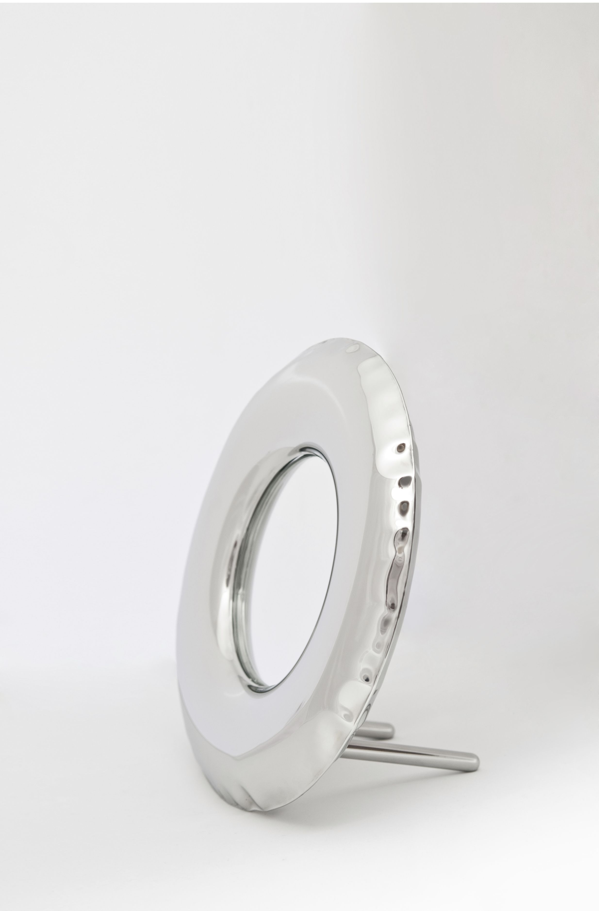 Rondel Spiegel aus Edelstahl von Zieta Studio, runder Tischspiegel mit polierter Oberfläche.