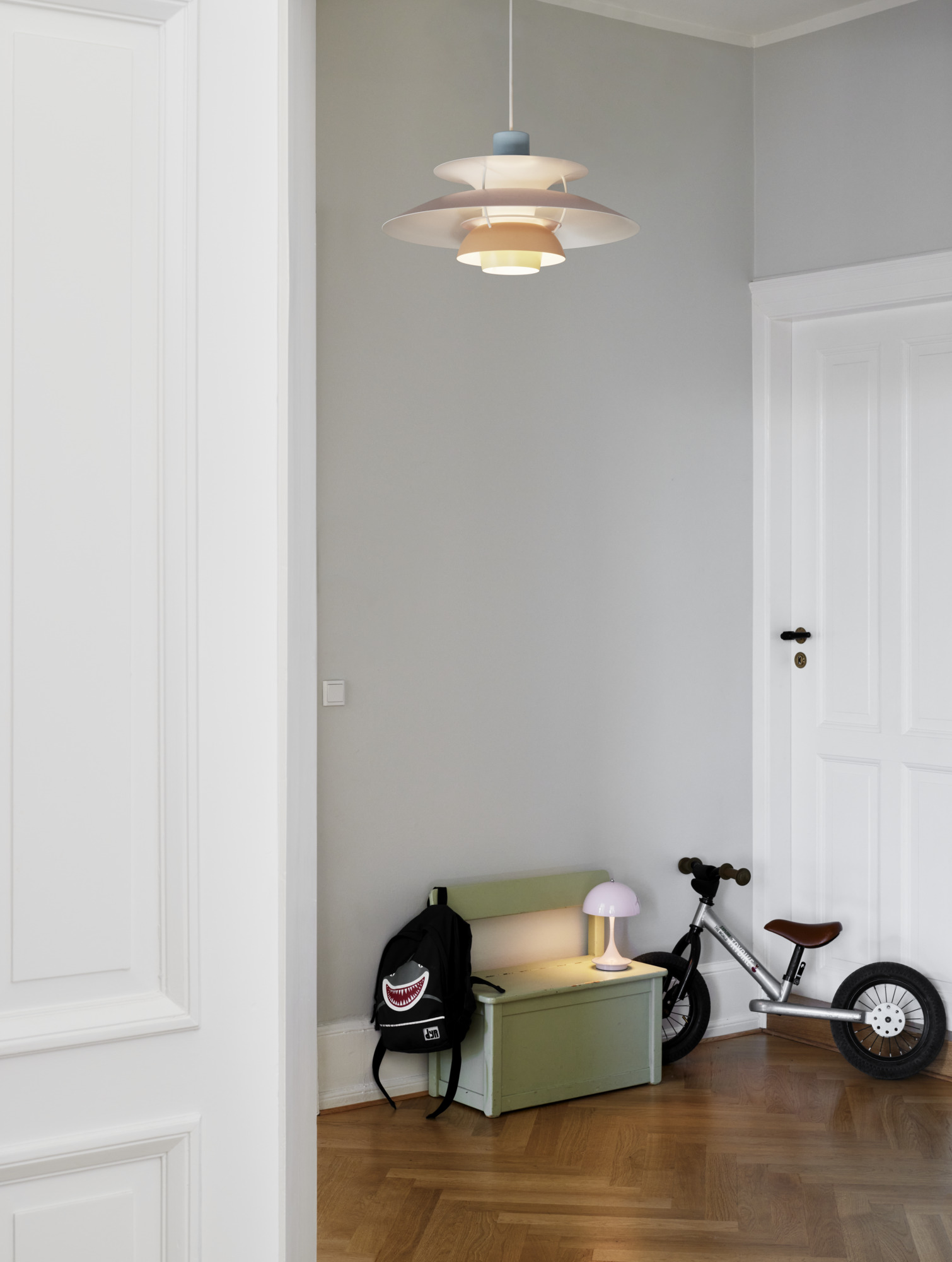 PH 5 Pendelleuchte Pastell von Louis Poulsen im Flur, modernes Design, Hängeleuchte für Wohnraum.