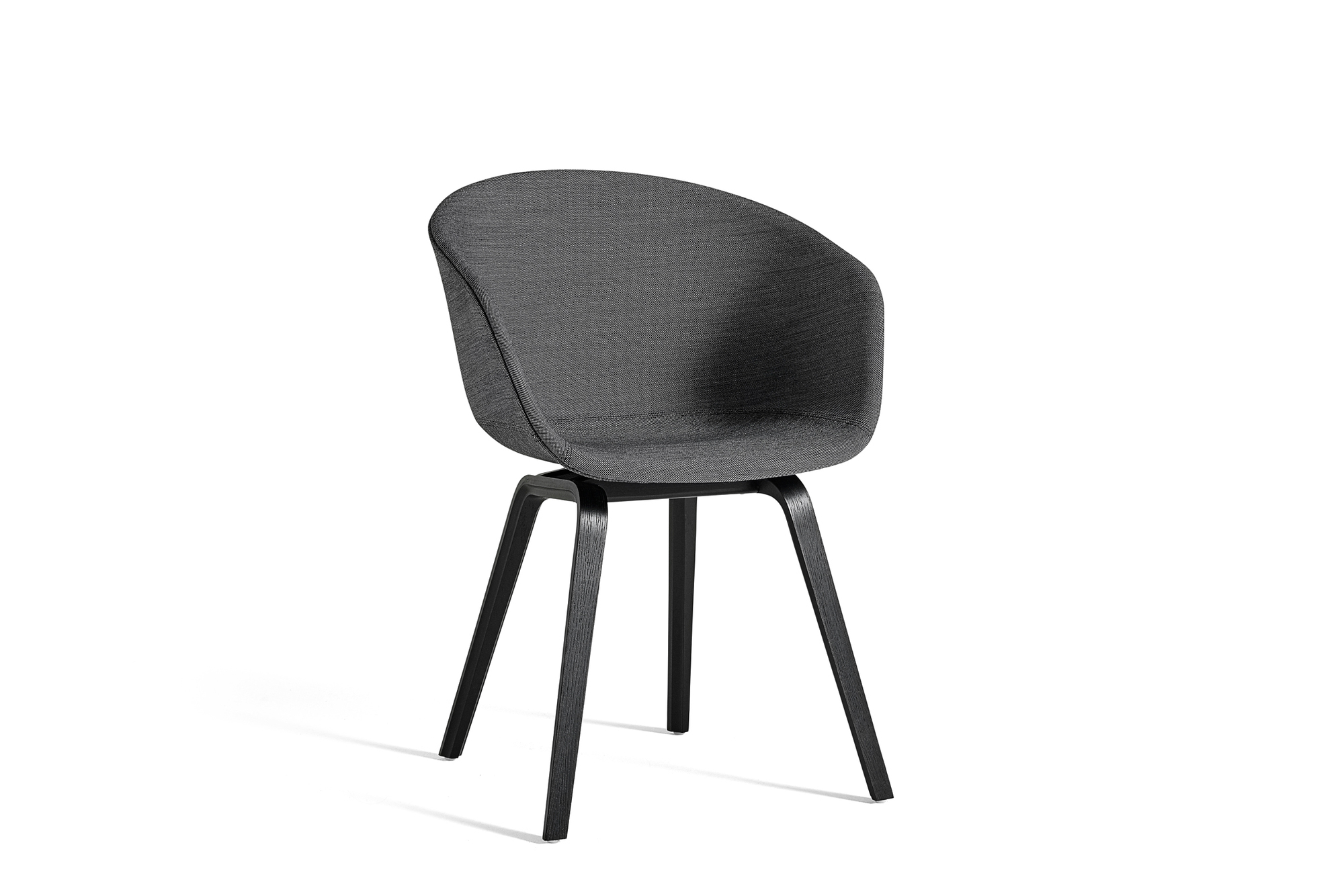 Grauer About A Chair AAC23 Stuhl von Hay mit Vollpolster und schwarzem Holzgestell.