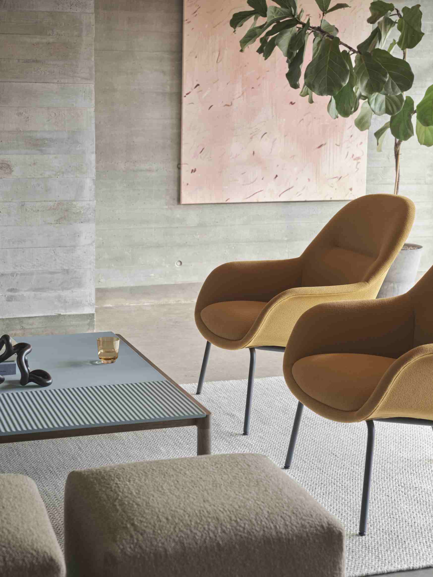 Nahaufnahme des Muuto Ply Rug Teppichs aus recyceltem Polyester in einem modernen Wohnzimmer.