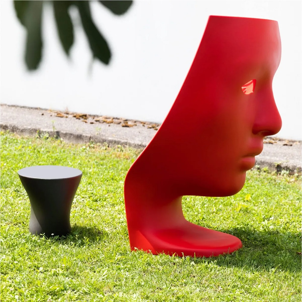 Driade TOKYO-POP Stuhl in Rot und grauer Hocker auf Rasen, modernes Gartenmöbel-Set.