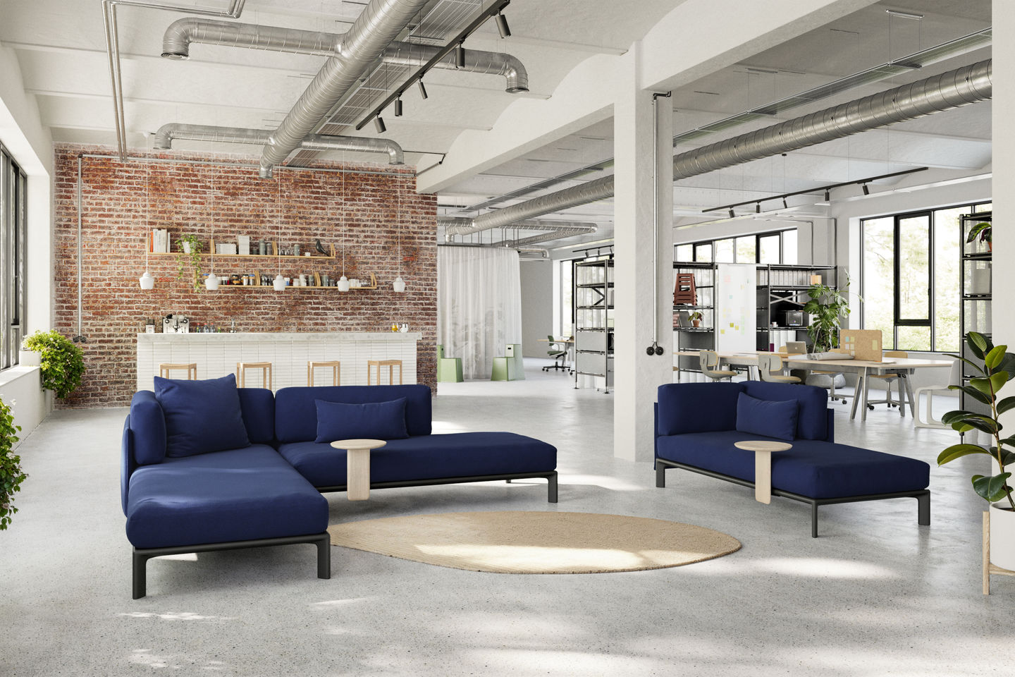 Büro-Lounge mit blauem Anagram Plattformverbinder Sofa von Vitra, Teppich und industriellem Design für moderne Arbeitsplätze.