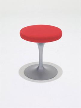 Roter Tulip Hocker von Knoll International: Moderner Design Hocker mit rundem Sitzpolster und grauem Fuß.