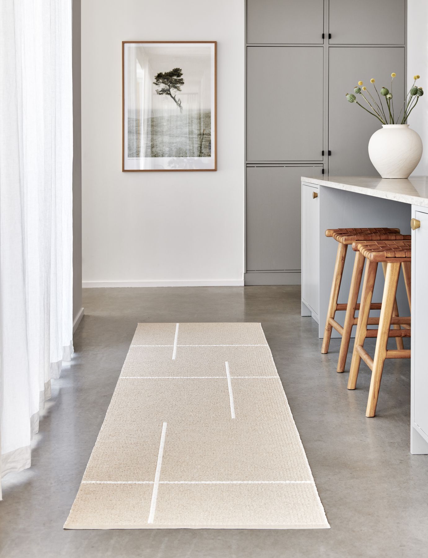 Beige Pappelina Teppich Fred mit geometrischem Muster im modernen Interieur, skandinavisches Design für Wohnzimmer und Flur.