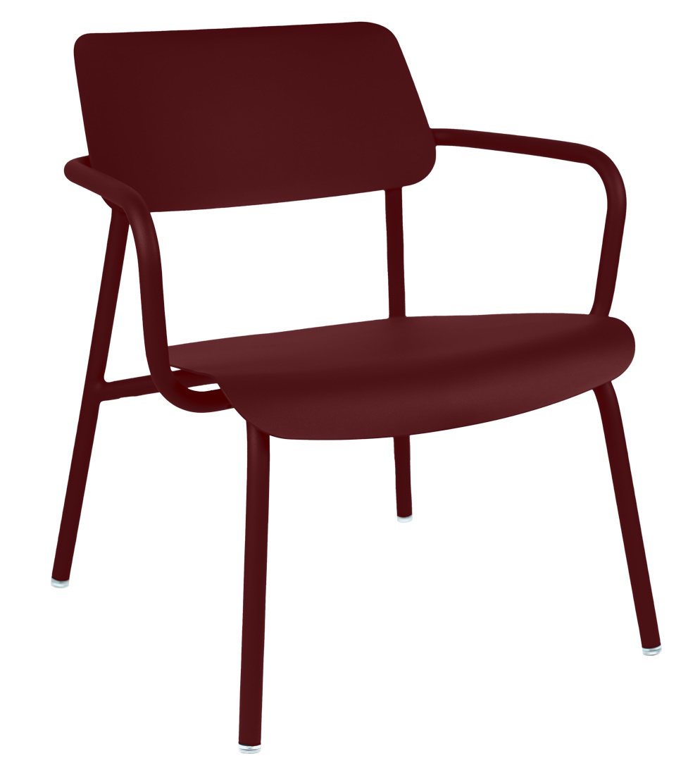 Burgunderroter Studie Lounge Sessel von Fermob für den Außenbereich, modernes Design mit Armlehnen und Stahlgestell.