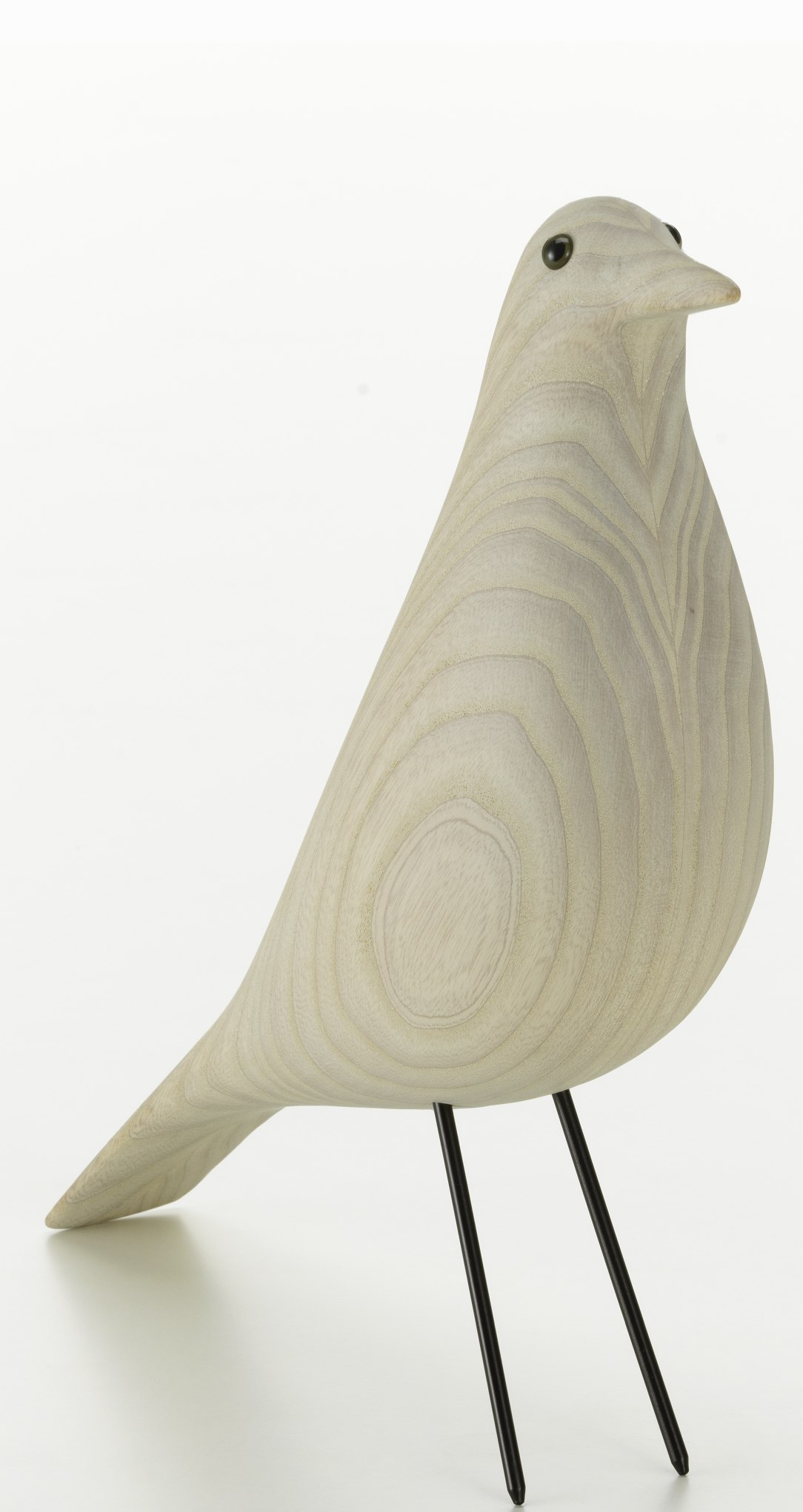 Eames House Bird Skulptur aus Esche, weiß geölt, von Vitra, Detailansicht auf weißem Hintergrund.