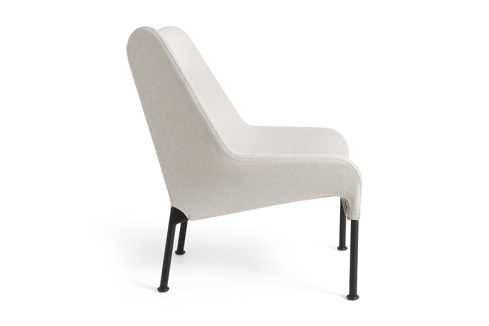 Hay Sessel 02 Lounge Chair in Beige, Seitenansicht mit schwarzen Metallbeinen auf weißem Hintergrund.