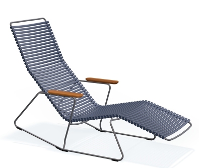 Click Sunrocker Sonnenliege von Houe, blaue Outdoor Liege mit Armlehnen aus Holz, seitliche Ansicht.