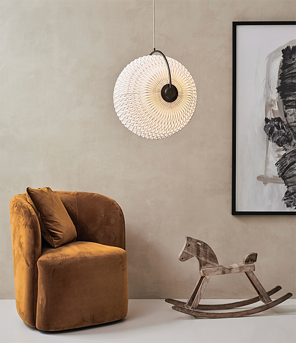 CALEO ORIGINAL Pendelleuchte Le Klint: Runde, weiße Designerlampe mit filigraner Faltstruktur im modernen Wohnraum.
