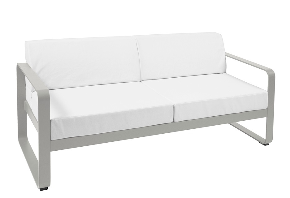 Bellevie Sofa von Fermob: Graues 2-Sitzer Outdoor Sofa mit weißen Kissen für Garten und Terrasse.