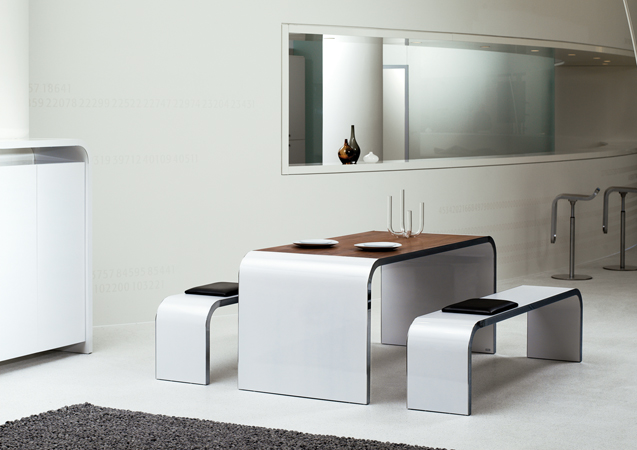 Müller Möbelfabrikation Tisch: M10 Highline Esstisch mit weißen Wangen und passenden Bänken.