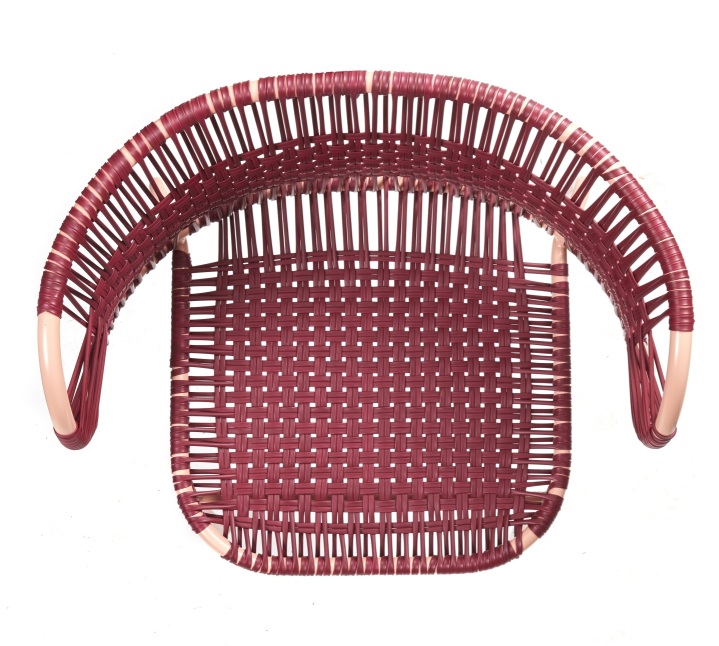Ansicht von oben: Rot-pinkfarbener Cielo Armlehnstuhl, stapelbarer Outdoor-Stuhl mit geflochtener Sitzfläche.