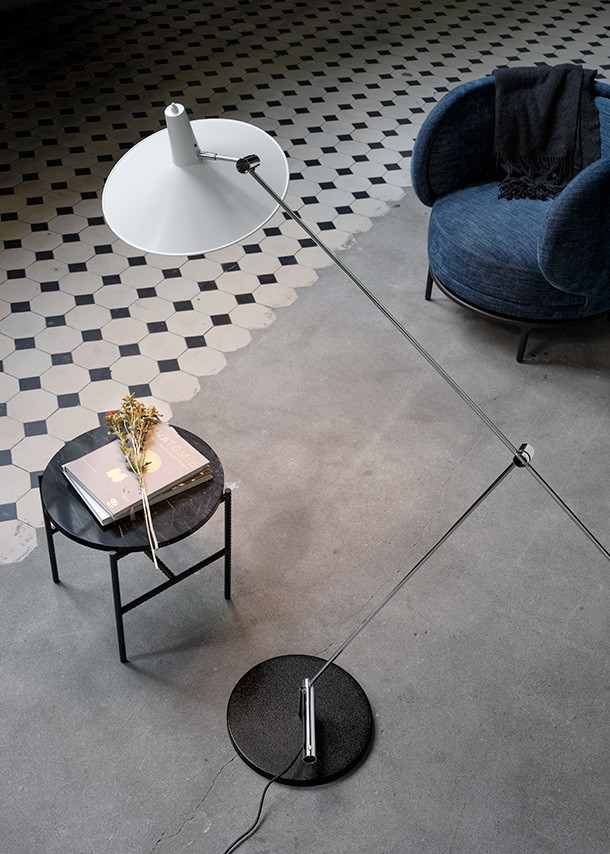 Baltensweiler TYPE 600 Stehleuchte, limitierte Edition, weißer Lampenschirm, minimalistisches Design für Wohnzimmer und Büro.