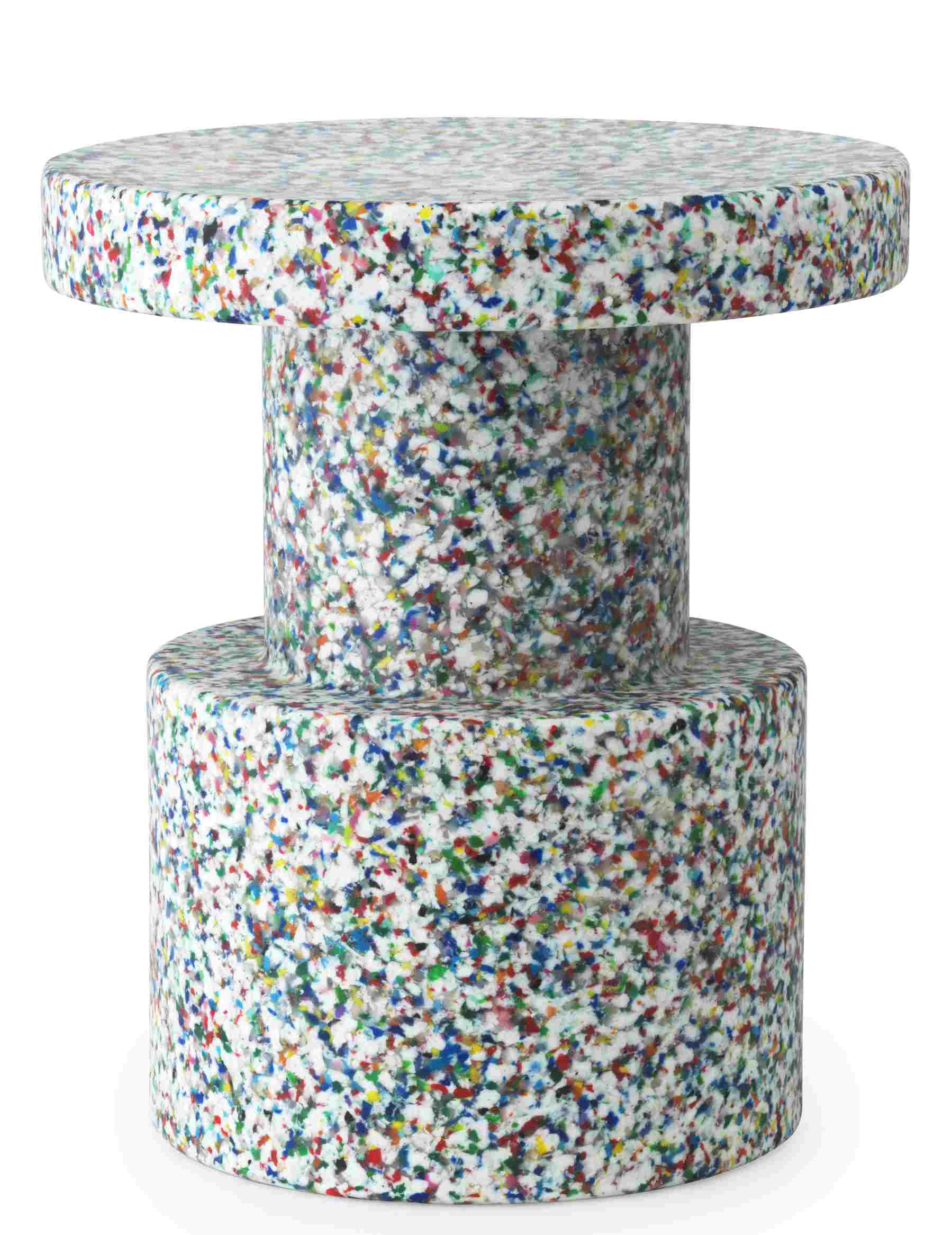 Normann Copenhagen Bit Stool Hocker aus recyceltem Kunststoff mit bunten Sprenkeln auf weißem Grund.
