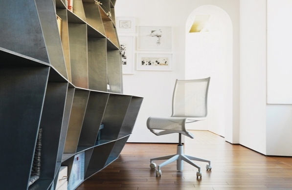 Rollingframe 432 Bürodrehstuhl von Alias in Weiß mit Netzrücken und Rollen vor modernem Hintergrund.