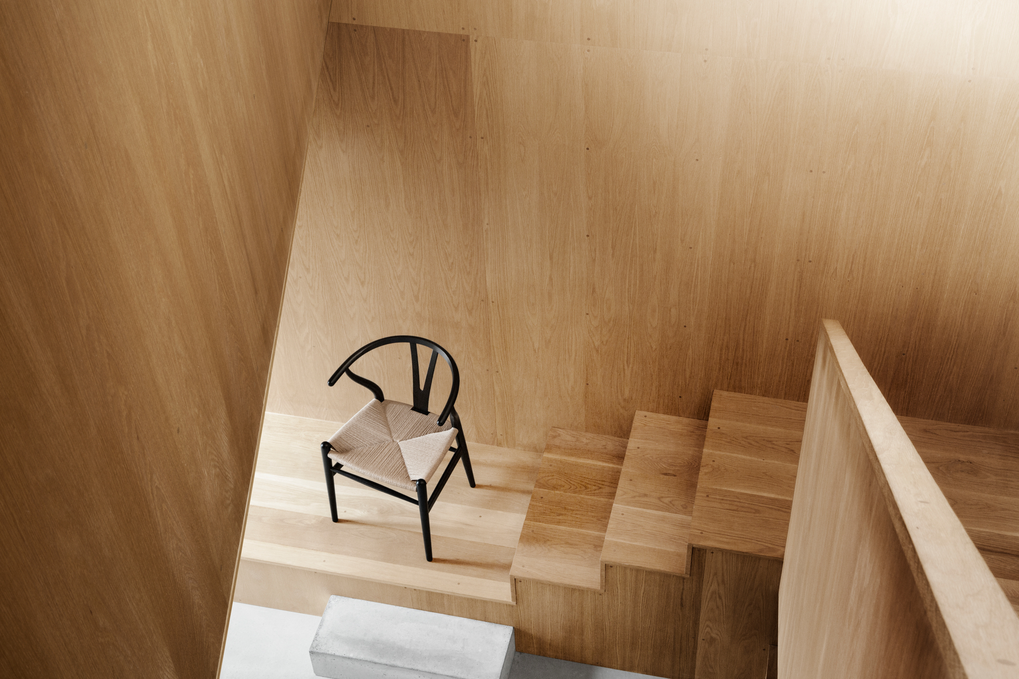 CH24 Wishbone Chair von Carl Hansen & Søn: Schwarzer Holzrahmen mit geflochtener Sitzfläche. Designklassiker.