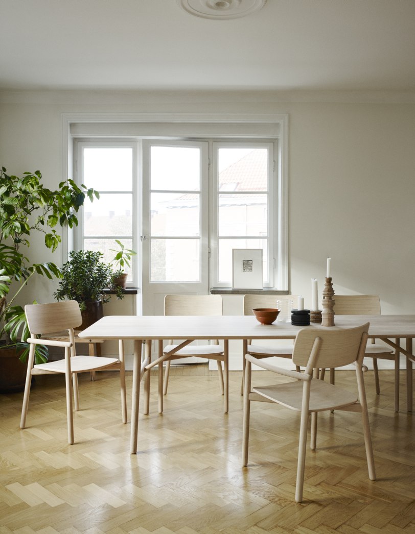 Heller Hven Tisch von Skagerak by Fritz Hansen mit Stühlen in einem hellen Esszimmer.