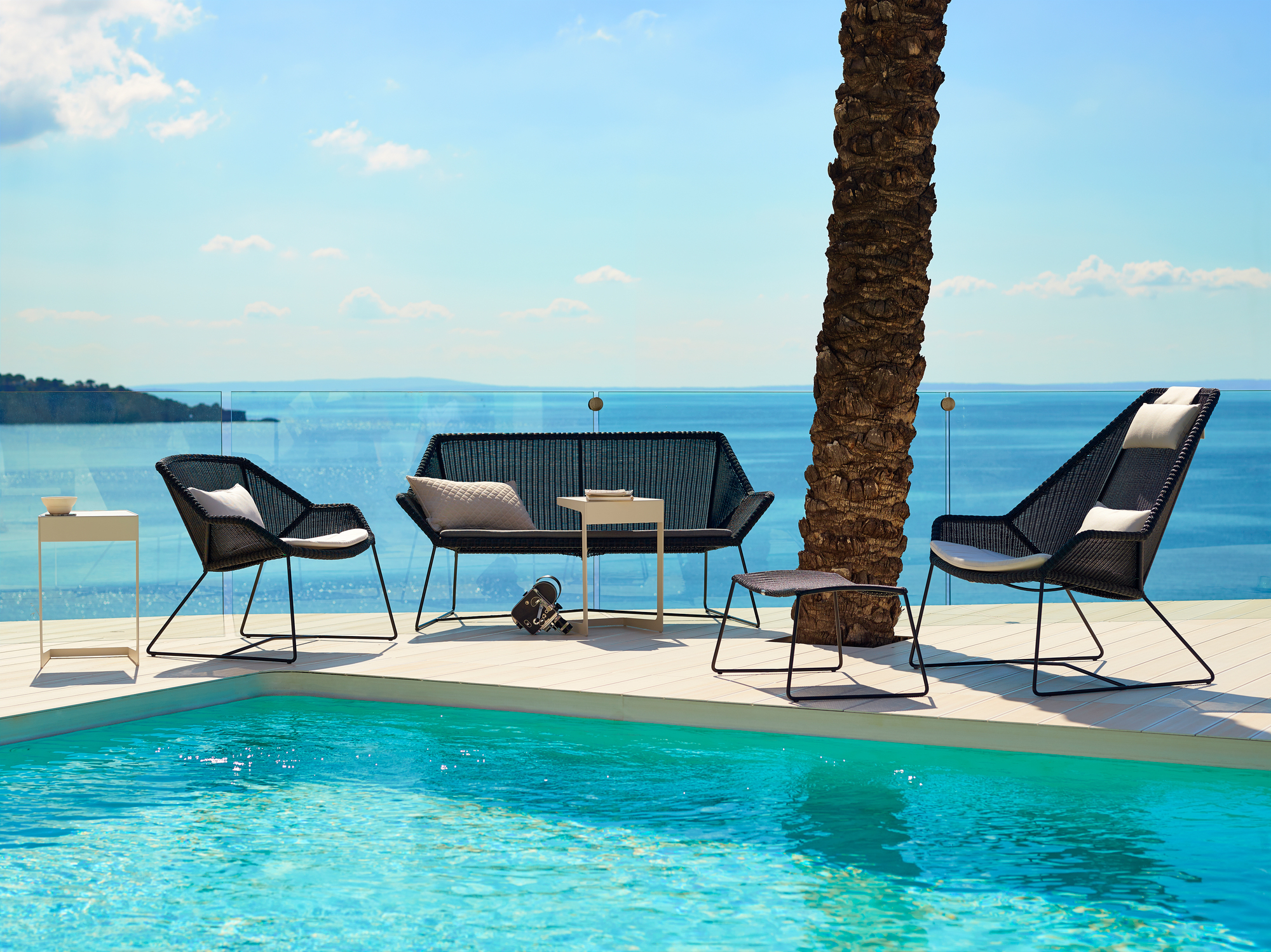 Breeze Loungesofa von Cane-Line am Pool: Elegante Outdoor-Möbel für entspannte Stunden im Freien.