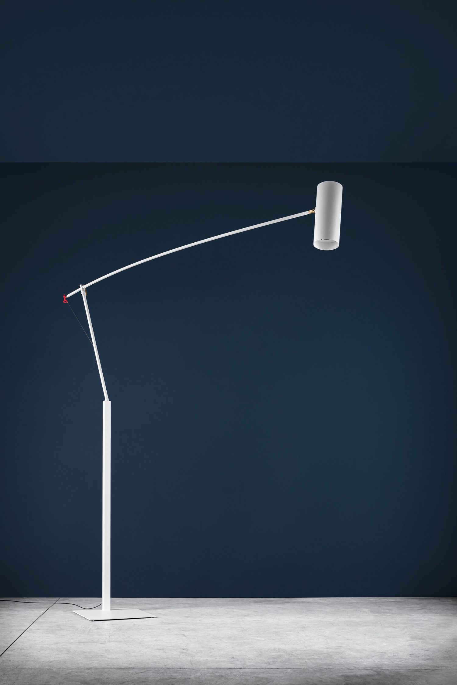 Weiße Ettorino BIG Stehleuchte von Catellani & Smith, moderne Designlampe mit schwenkbarem Arm.