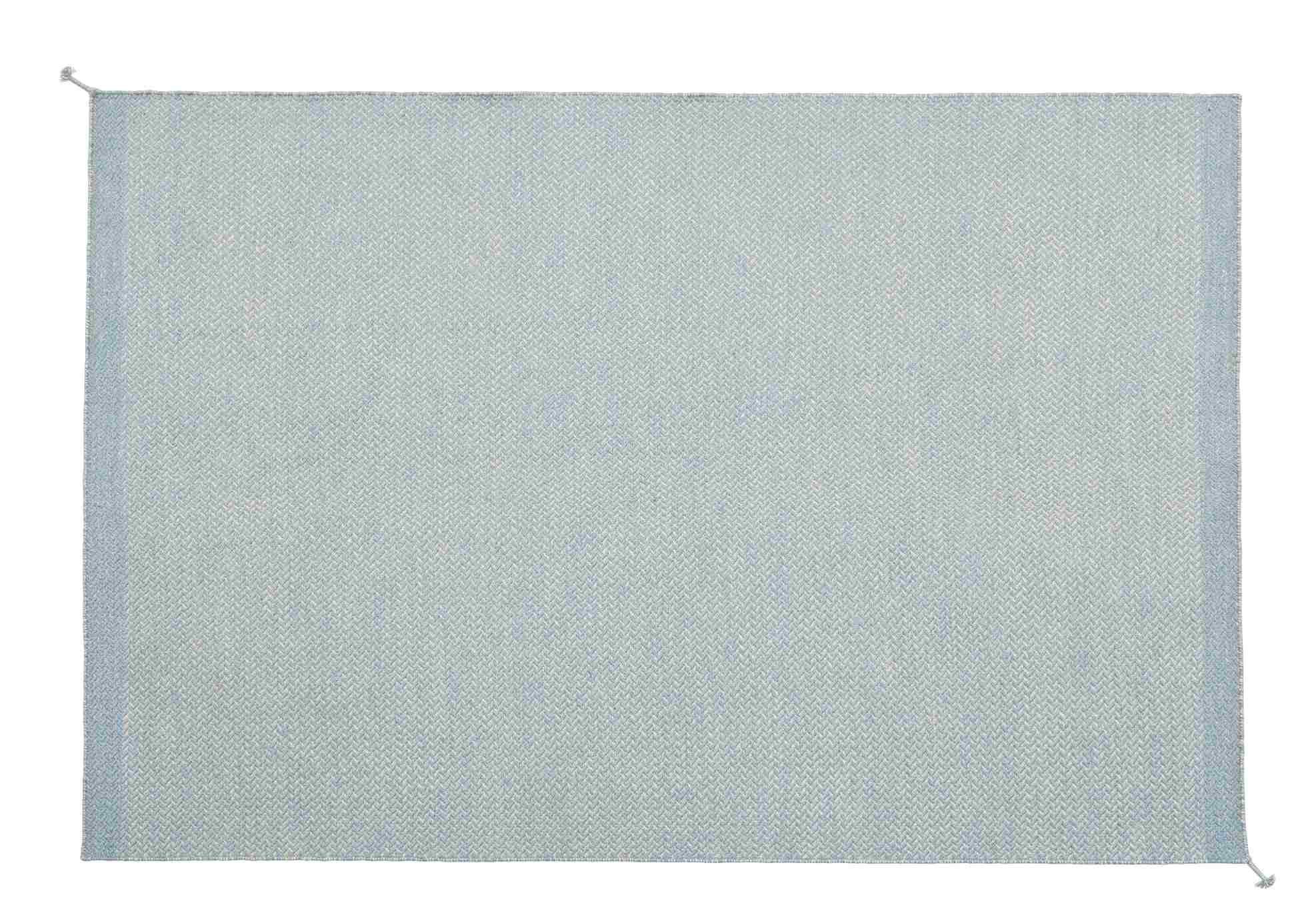 Ply Rug von Muuto: Rechteckiger, hellgrauer Teppich aus recyceltem Polyester für Innen- und Außenbereiche.