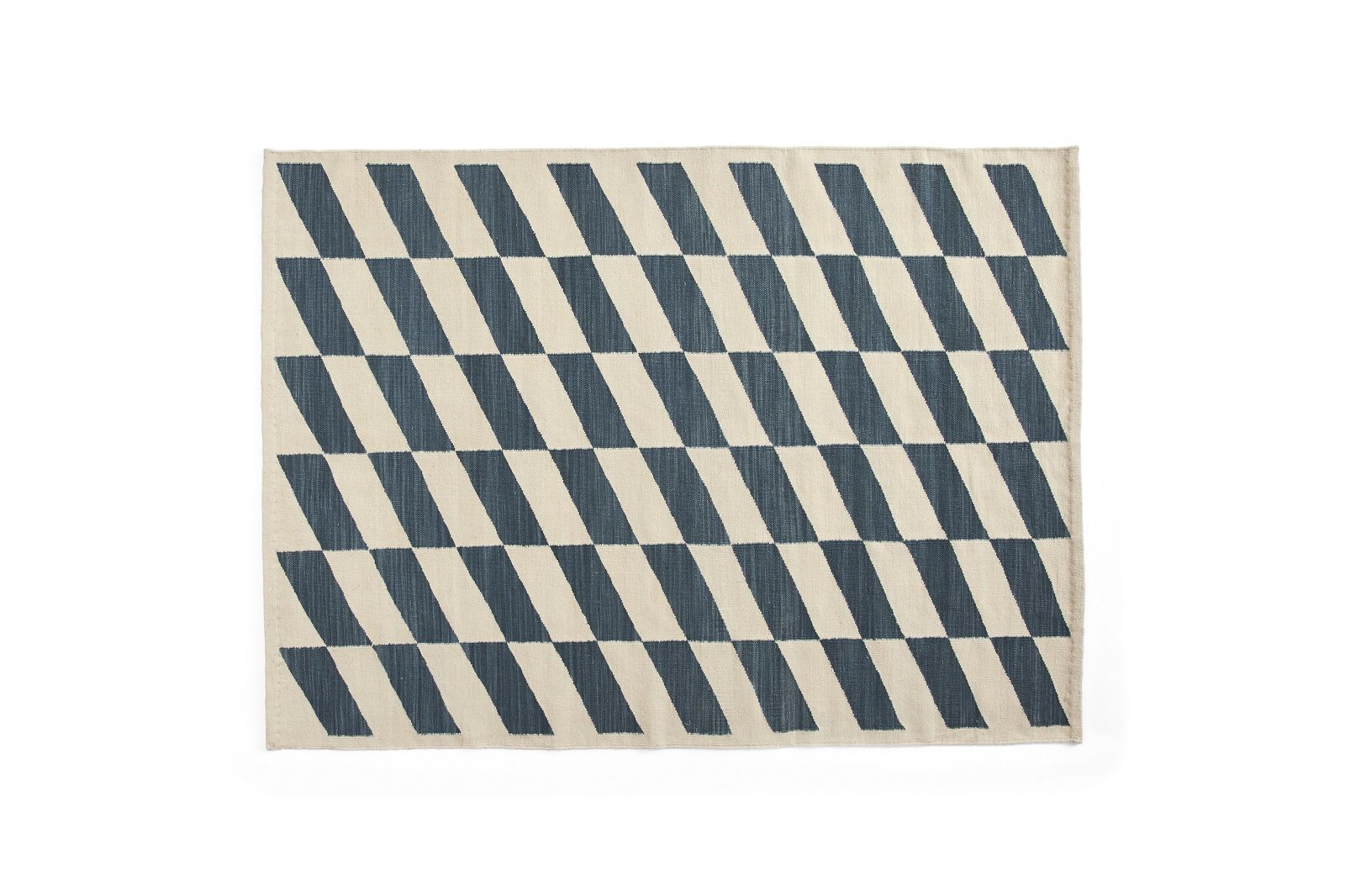 Shift Kelim Teppich von Hay mit geometrischem Rautenmuster in Blau und Beige. Moderner Teppich.