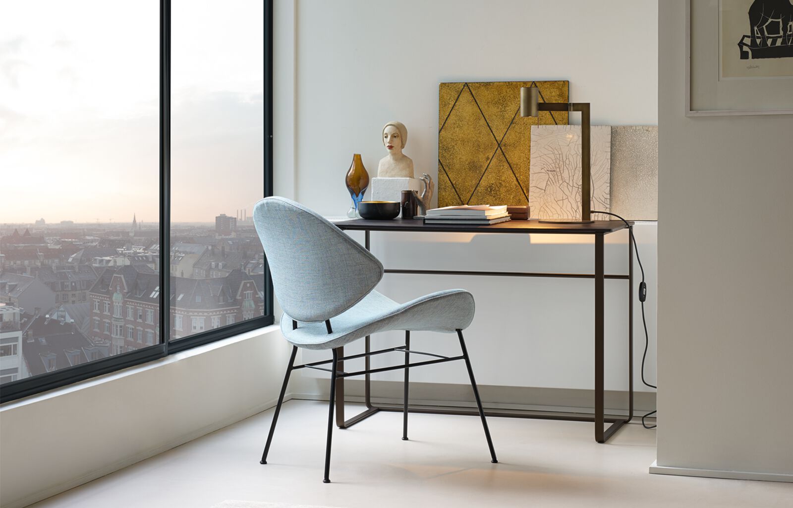810 Yuuto Konsole von Walter Knoll mit Stuhl und Dekoration vor einem Fenster mit Stadtblick.