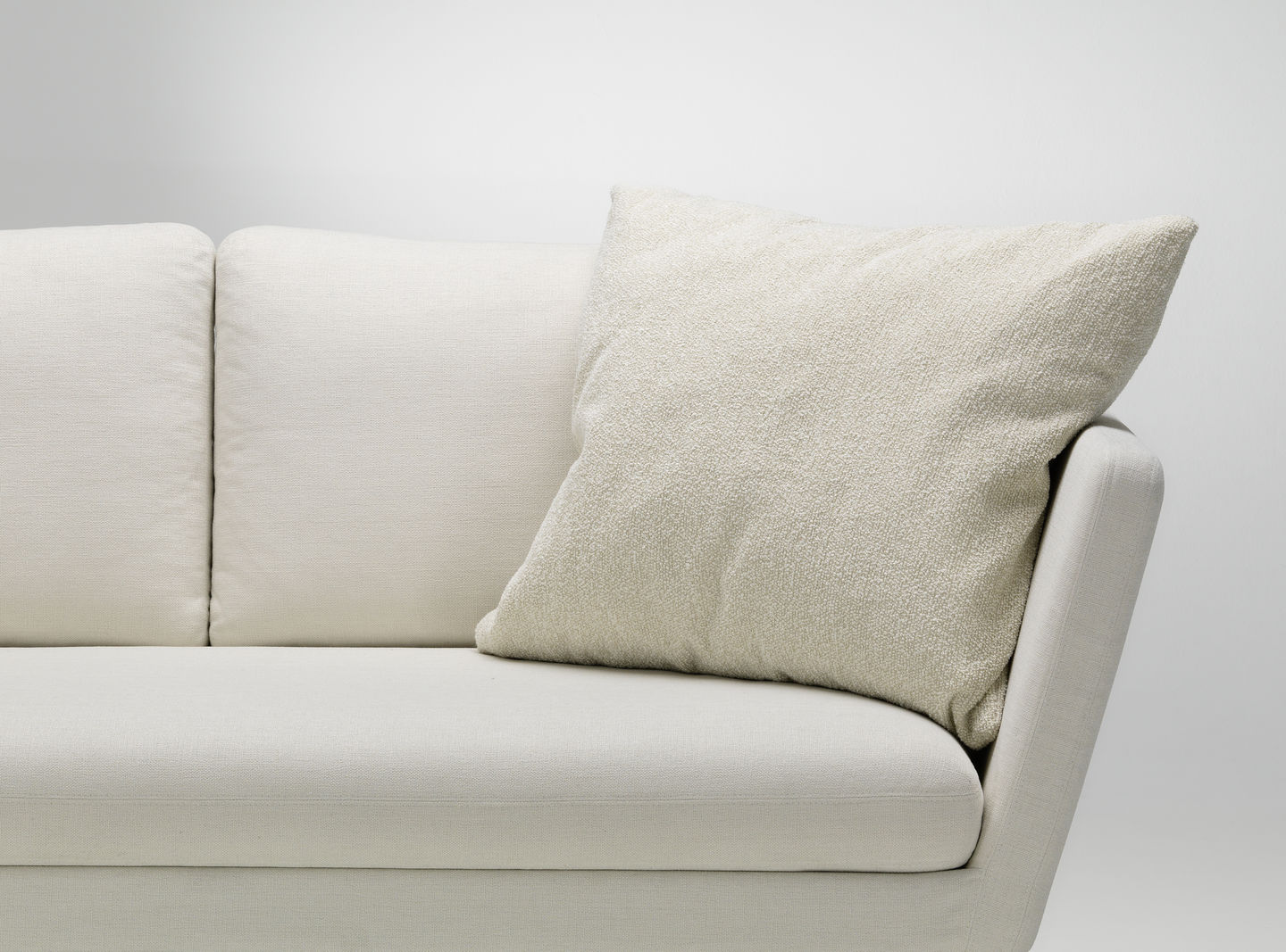 Vitra Cushions Kissen in Beige auf einem Sofa, modernes Wohnaccessoire für stilvolles Interieur.