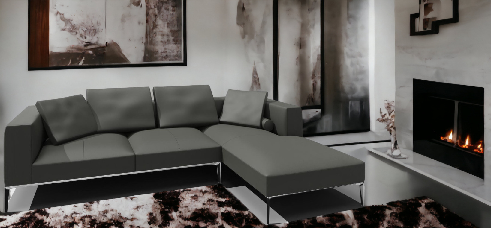 Jaan Living Sofa: Graues 3-Sitzer Sofa mit Kissen und Chromfüßen im modernen Wohnzimmer.