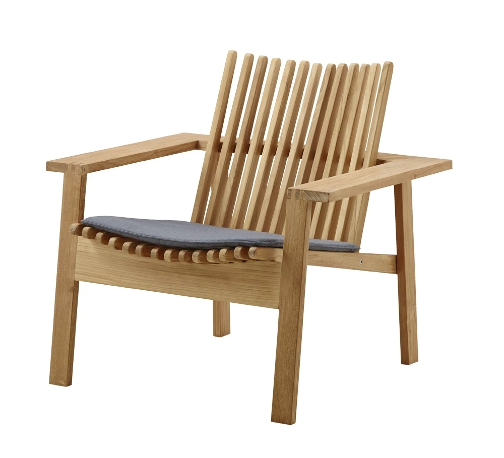 Amaze Lounge Sessel mit grauem Sitzkissen. Cane-Line Gartenmöbel aus Teakholz für Terrasse und Balkon.