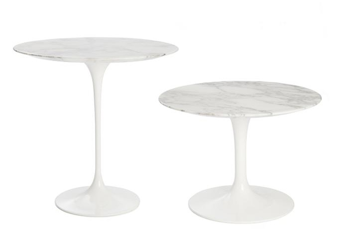 Zwei Saarinen Beistelltische von Knoll International mit runder Marmorplatte und weißem Tulpenfuß.