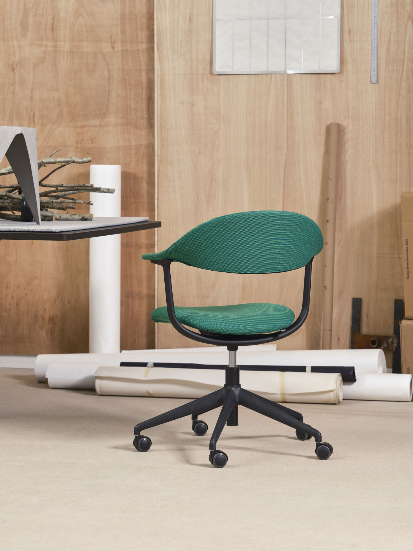 Mynt Bürostuhl von Vitra mit grüner Polsterung und schwarzem Drehfuß auf Rollen.