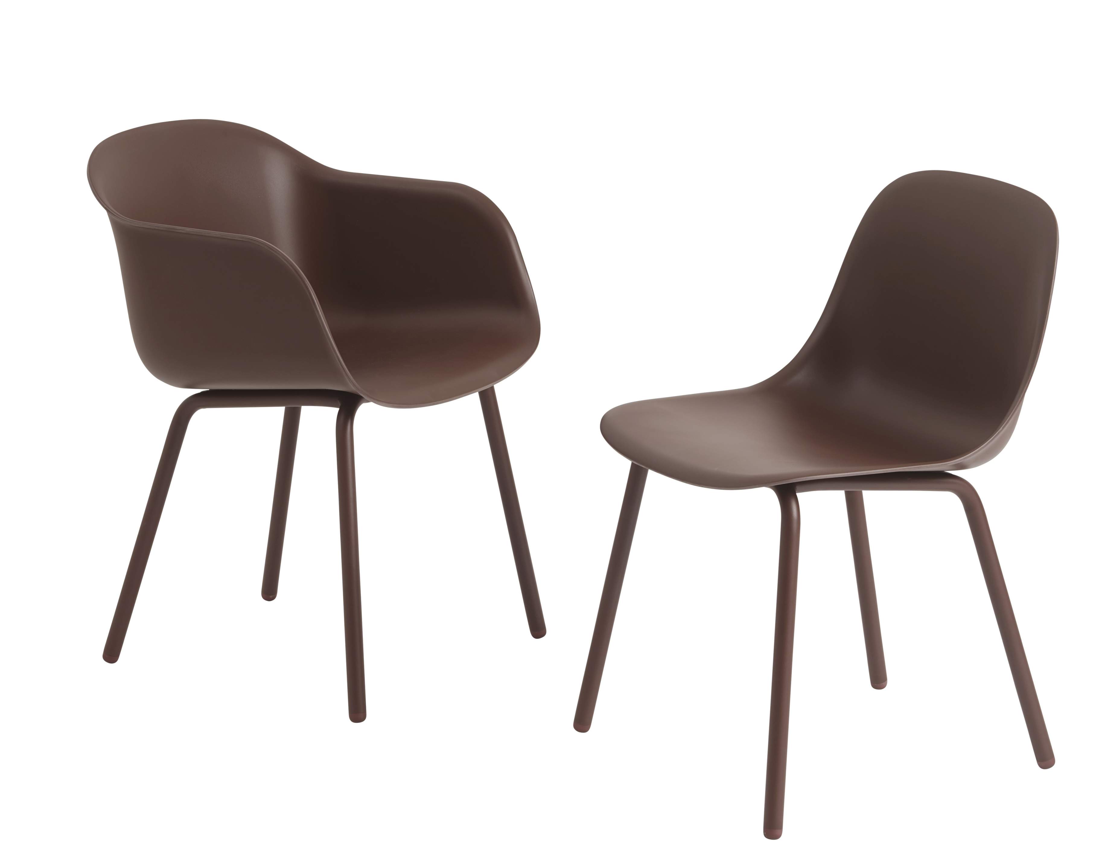 Zwei braune Fiber Outdoor Sidechair Stühle von Muuto, einer mit Armlehne, auf weißem Hintergrund.