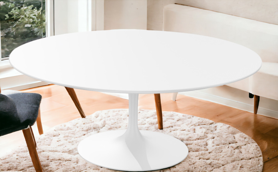Weißer Saarinen Couchtisch von Knoll International mit runder Tischplatte und Tulpenfuß.