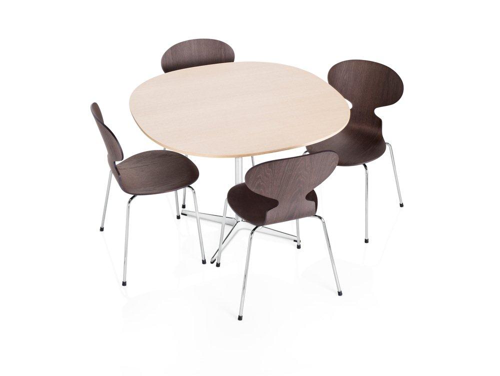 Fritz Hansen Ameise Stühle mit drei Beinen um einen runden Esstisch, modernes Möbeldesign.